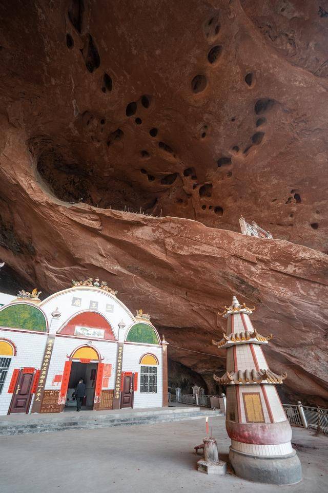 郴州有个风格诡异的寺庙，外形像纸片，棺材直接放洞口19