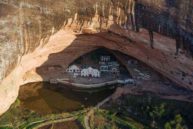 郴州有个风格诡异的寺庙，外形像纸片，棺材直接放洞口23