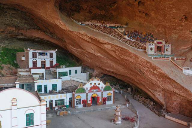 郴州有个风格诡异的寺庙，外形像纸片，棺材直接放洞口24