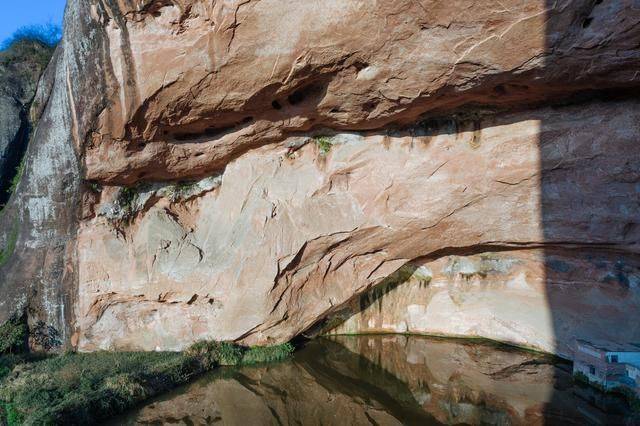 郴州有个风格诡异的寺庙，外形像纸片，棺材直接放洞口25