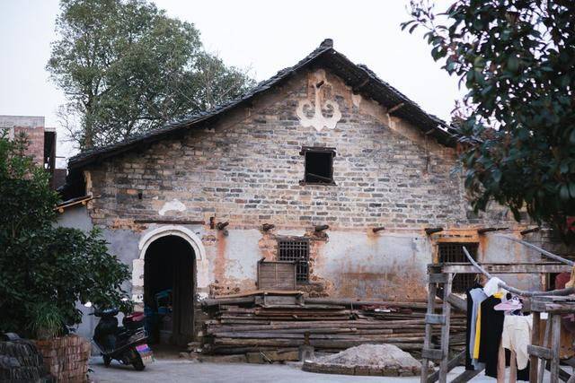 永州有一个联排大屋，外表破落无比，却难掩其往日辉煌6