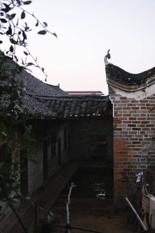 永州有一个联排大屋，外表破落无比，却难掩其往日辉煌10