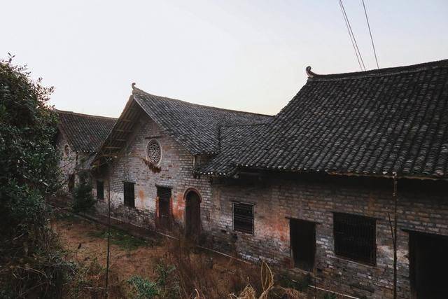 永州有一个联排大屋，外表破落无比，却难掩其往日辉煌11