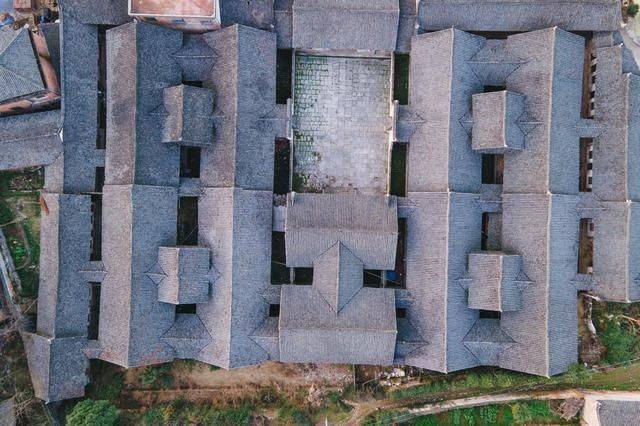 永州有一个联排大屋，外表破落无比，却难掩其往日辉煌15