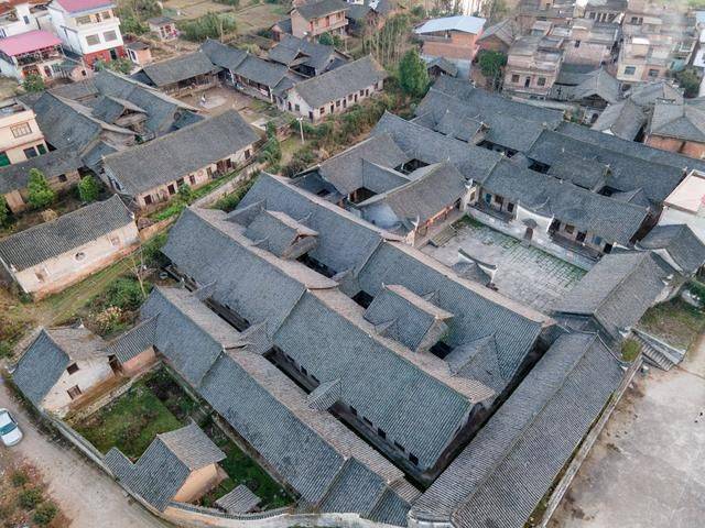 永州有一个联排大屋，外表破落无比，却难掩其往日辉煌16