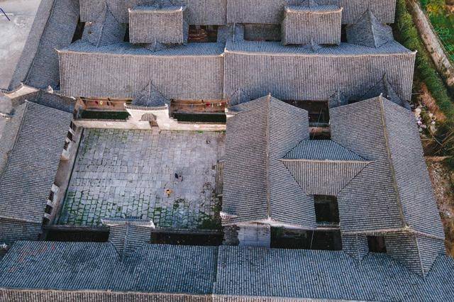 永州有一个联排大屋，外表破落无比，却难掩其往日辉煌17