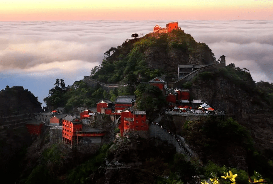 原创 湖北“最赚钱”的景区，靠张姓名人一年挣50亿，游客：再贵也得去1