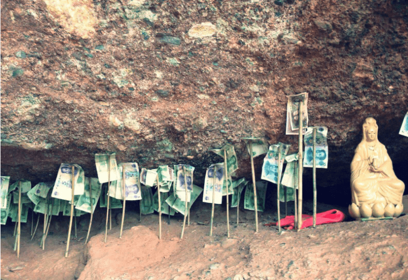 原创 甘肃有个“奇特”的景点,景区内随处可见钱币,但却无人看管2