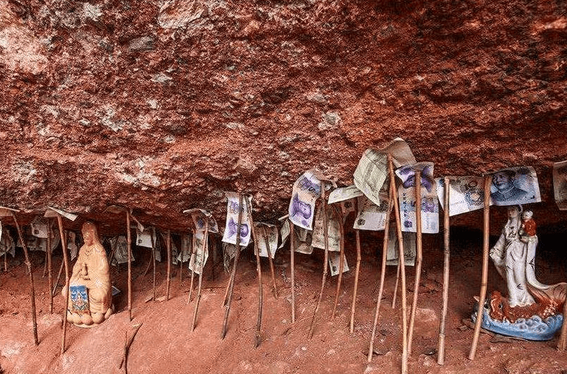 原创 甘肃有个“奇特”的景点,景区内随处可见钱币,但却无人看管3