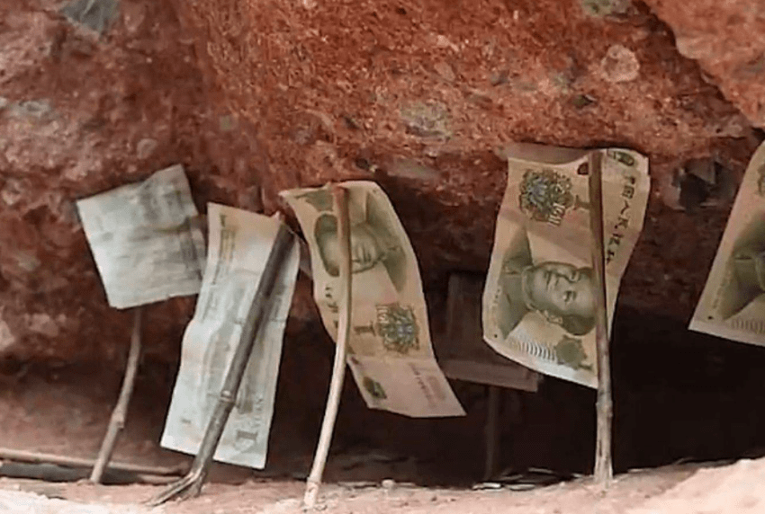 原创 甘肃有个“奇特”的景点,景区内随处可见钱币,但却无人看管4