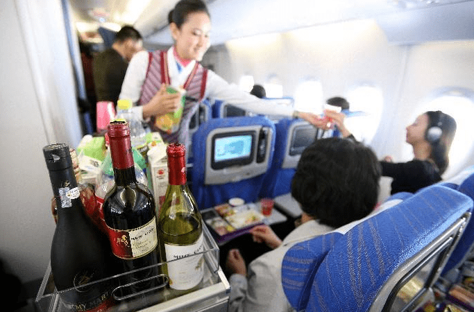 原创 飞机上这3种东西都可以免费领取,如果不领,都便宜了航空公司5