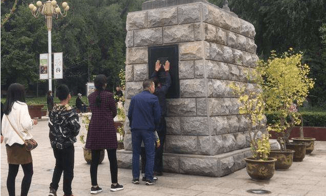 原创 甘肃一“奇葩”景区，本没有什么亮点，却因传说导致市民排队游玩4