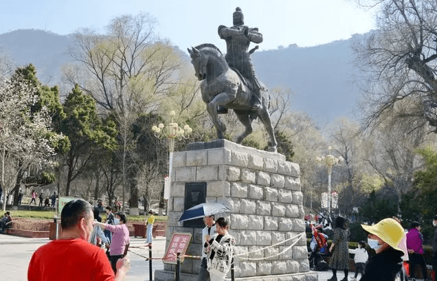 原创 甘肃一“奇葩”景区，本没有什么亮点，却因传说导致市民排队游玩5