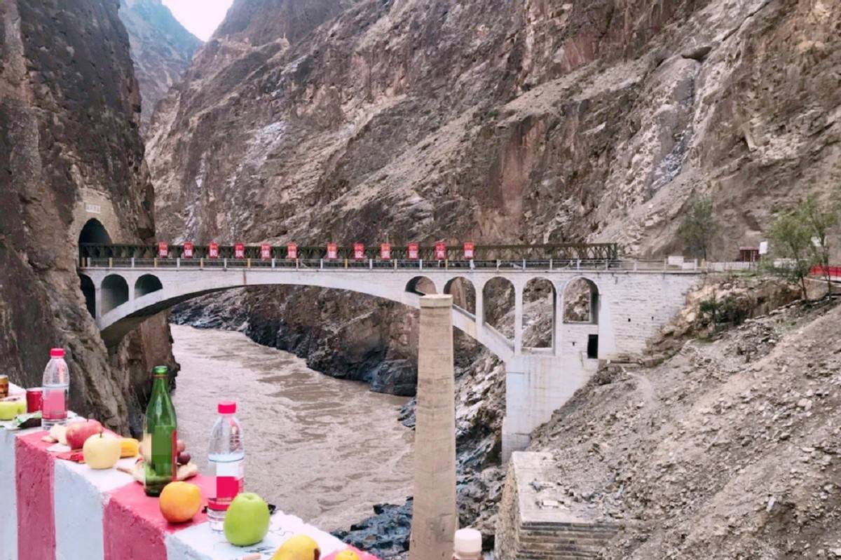 原创 川藏怒江大桥,为什么说桥墩永不拆除?来往车辆还要鸣笛致敬1