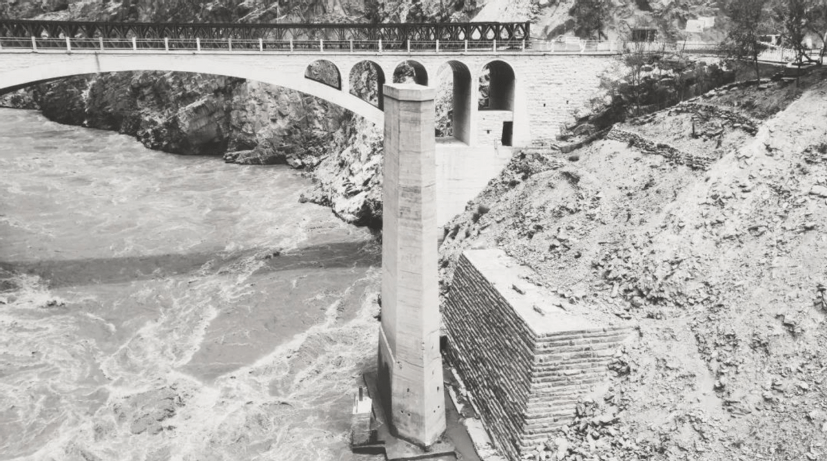 原创 川藏怒江大桥,为什么说桥墩永不拆除?来往车辆还要鸣笛致敬3