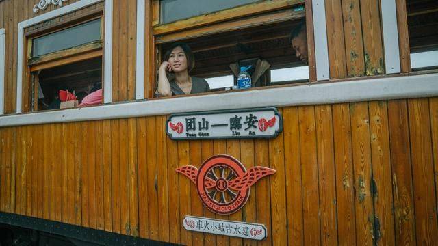 这是中国最慢的火车,车费120元,却火爆异常人满为患11