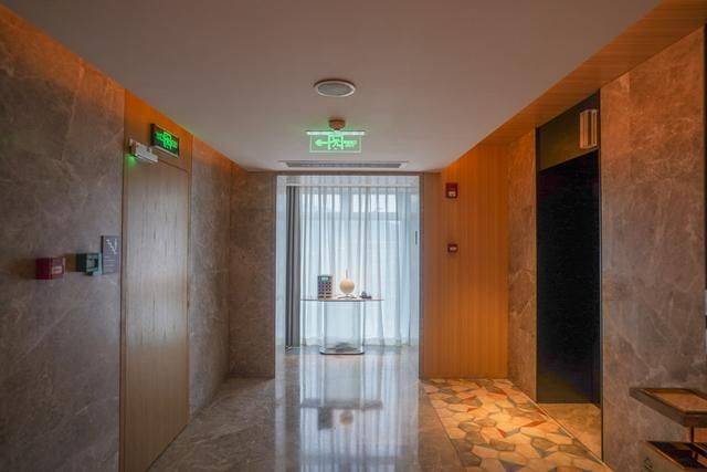 广州有家希尔顿花园酒店，三四百就能住进去了，性价比还蛮高3