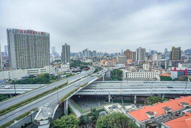 广州有家希尔顿花园酒店，三四百就能住进去了，性价比还蛮高4