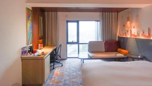 广州有家希尔顿花园酒店，三四百就能住进去了，性价比还蛮高8