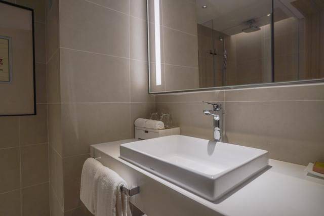 广州有家希尔顿花园酒店，三四百就能住进去了，性价比还蛮高12