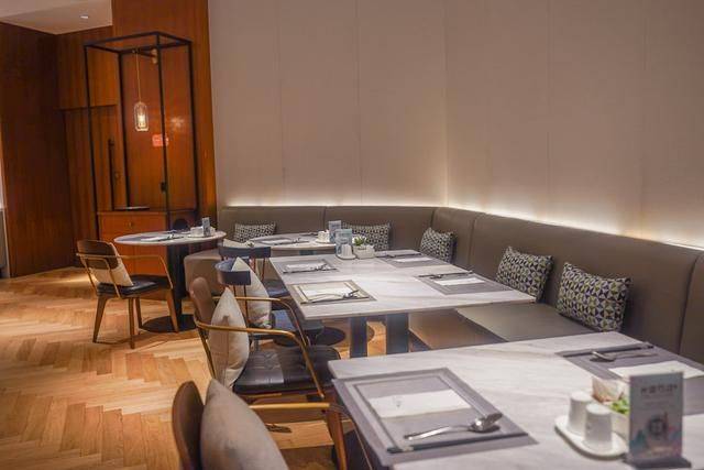 广州有家希尔顿花园酒店，三四百就能住进去了，性价比还蛮高23