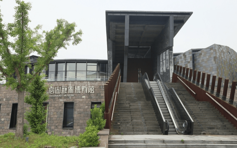 原创 宁波花费1.8亿打造的建筑,开业不久就被废弃,如今杂草丛生1