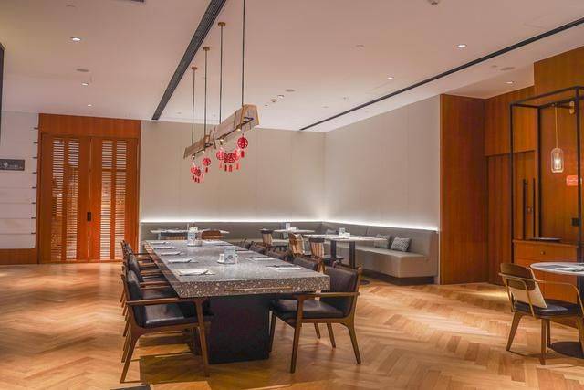 广州有家希尔顿花园酒店，三四百就能住进去了，性价比还蛮高24