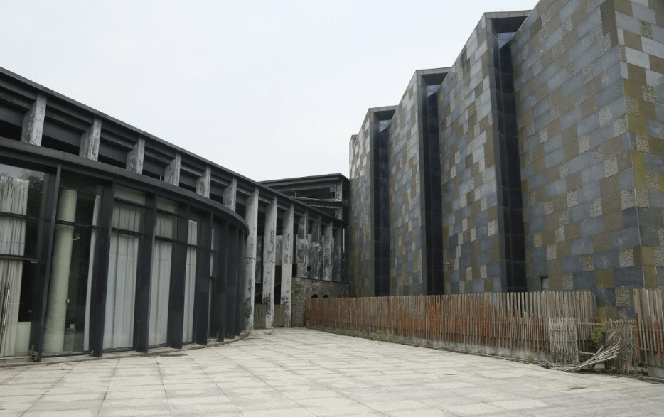 原创 宁波花费1.8亿打造的建筑,开业不久就被废弃,如今杂草丛生2