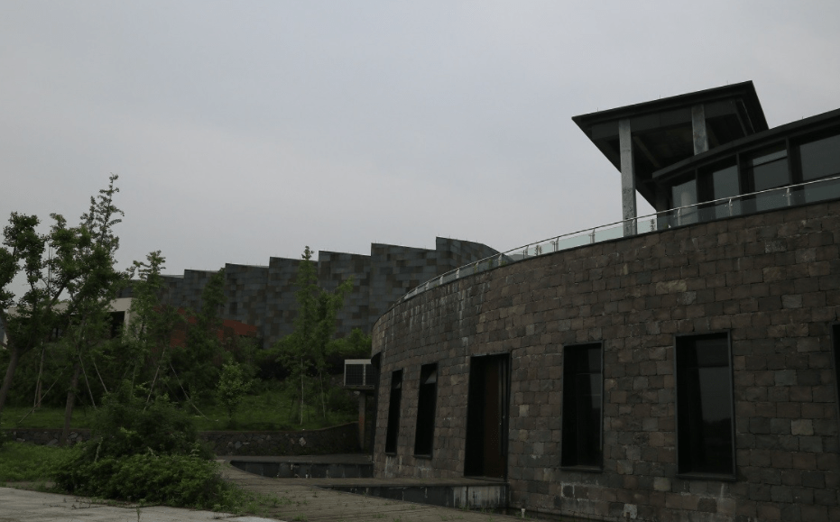 原创 宁波花费1.8亿打造的建筑,开业不久就被废弃,如今杂草丛生3
