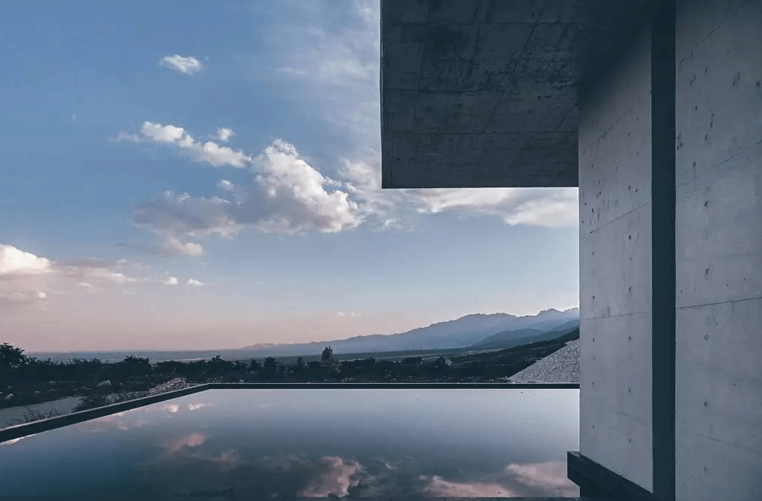 原创 宁波花费1.8亿打造的建筑,开业不久就被废弃,如今杂草丛生4