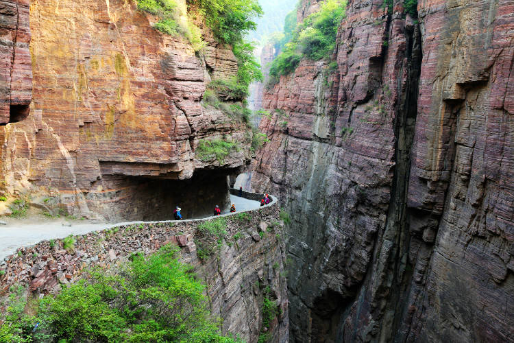 原创 中国最危险的村庄，建在海拔1700米的悬崖边上，如今成为旅游胜地3