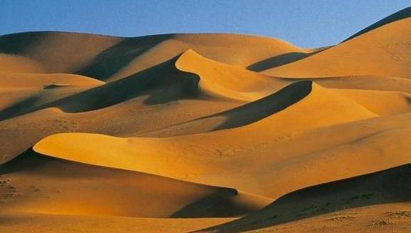 原创 探秘中国一处奇特的沙漠,竟有湖泊百多个,这水是从哪里来的?2