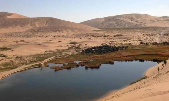 原创 探秘中国一处奇特的沙漠,竟有湖泊百多个,这水是从哪里来的?3