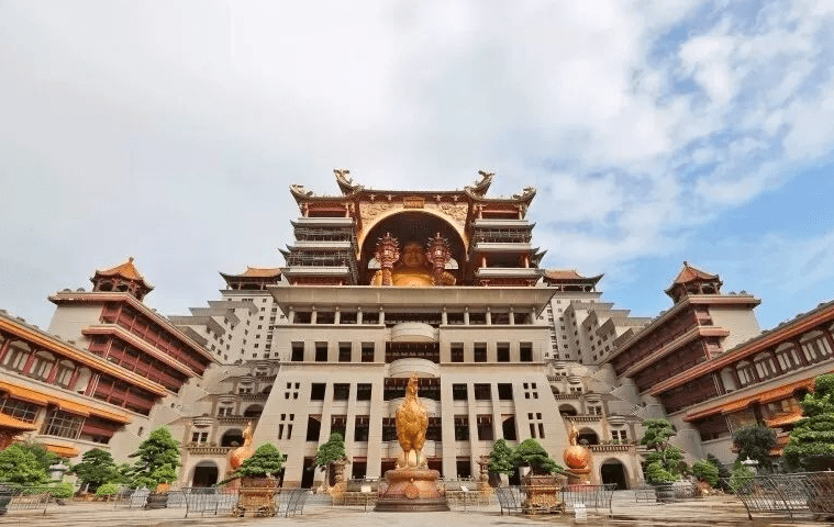 原创 广西花费20亿,打造的翻版“布达拉宫”,可网友却说它是四不像1