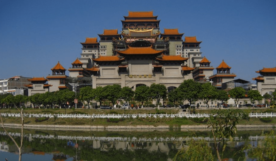 原创 广西花费20亿,打造的翻版“布达拉宫”,可网友却说它是四不像3