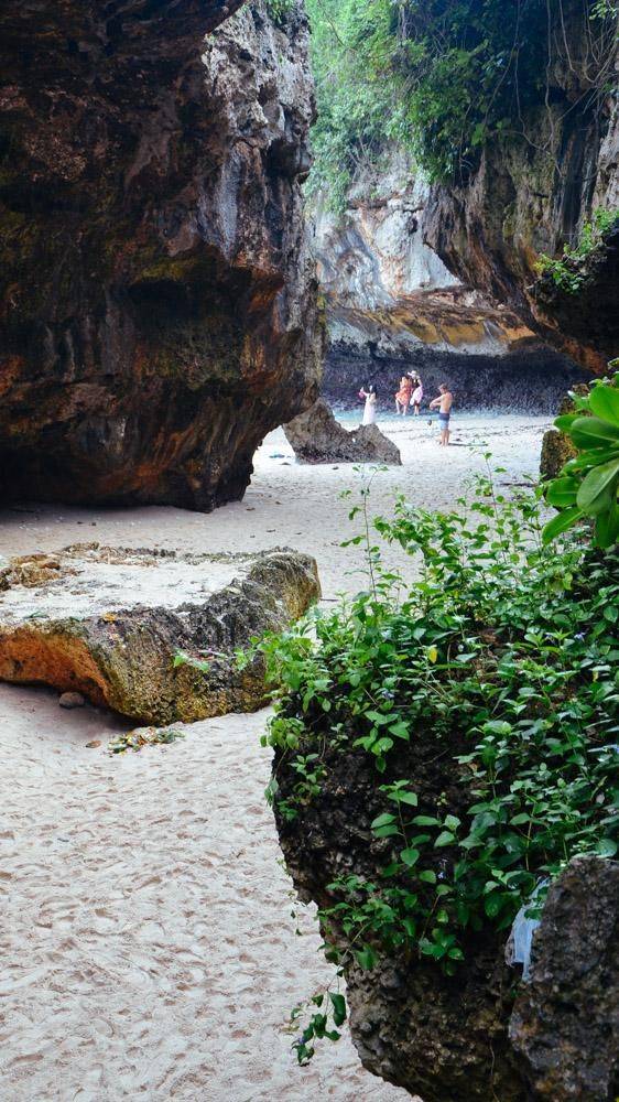 巴厘岛的美景太多,随便一初海边山洞,就是世界前504