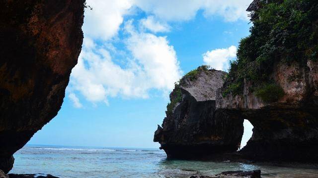 巴厘岛的美景太多,随便一初海边山洞,就是世界前508