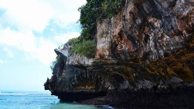 巴厘岛的美景太多,随便一初海边山洞,就是世界前509