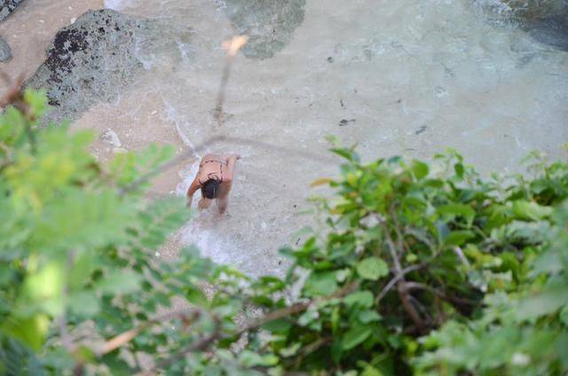 巴厘岛的美景太多,随便一初海边山洞,就是世界前5022