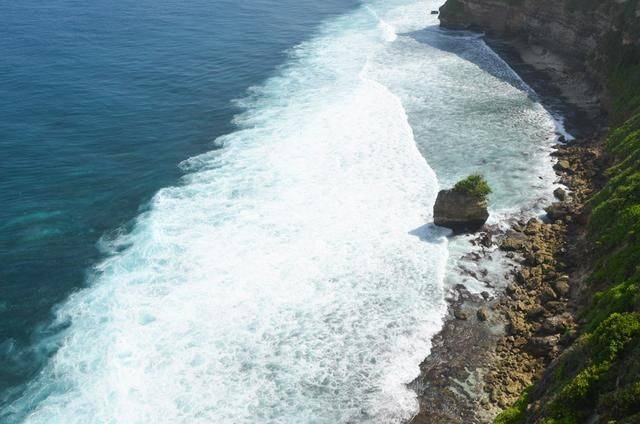 巴厘岛最美海滩，曾经有一对情侣殉情，如今成为著名景点3