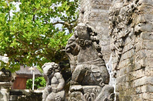 巴厘岛最美海滩，曾经有一对情侣殉情，如今成为著名景点6