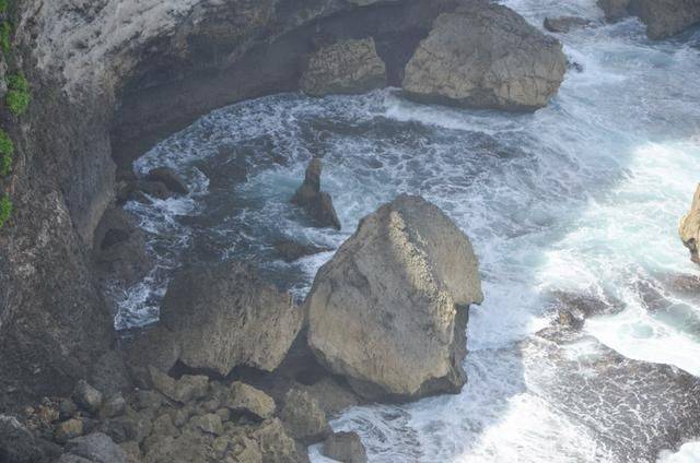 巴厘岛最美海滩，曾经有一对情侣殉情，如今成为著名景点12