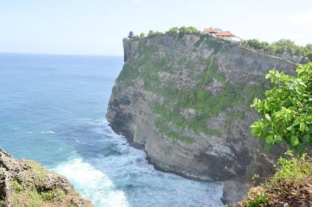 巴厘岛最美海滩，曾经有一对情侣殉情，如今成为著名景点14