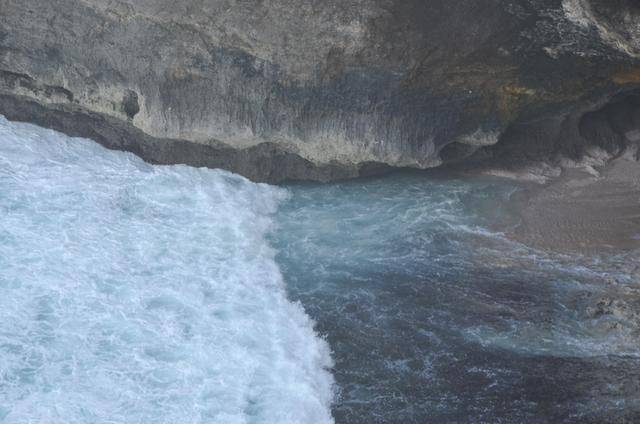 巴厘岛最美海滩，曾经有一对情侣殉情，如今成为著名景点16