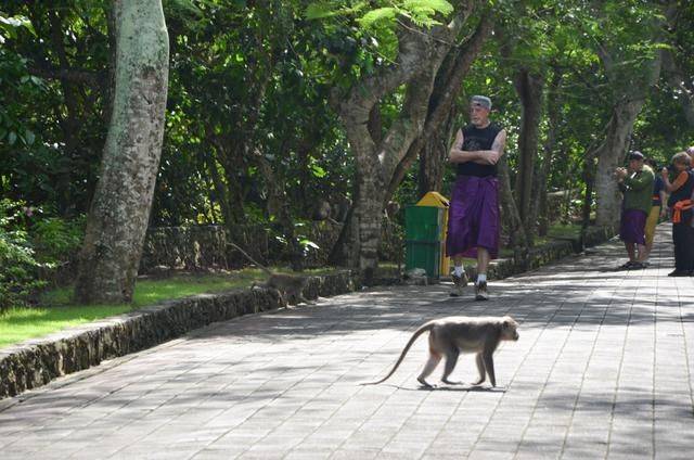 巴厘岛最美海滩，曾经有一对情侣殉情，如今成为著名景点18