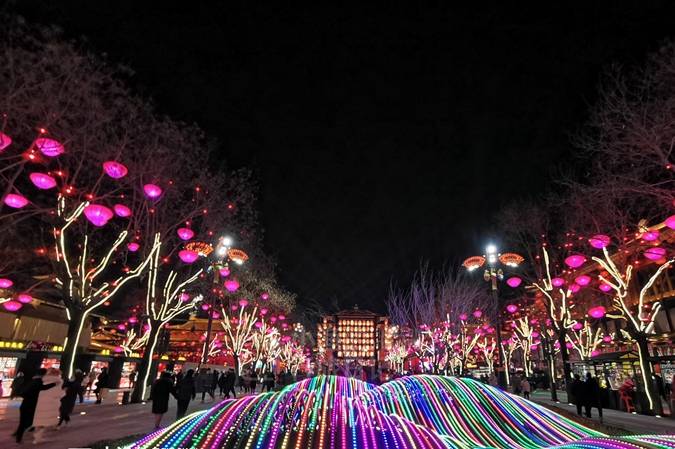 原创 曾是西安最拥挤景区,如今游人减半,店铺歇业,华美灯光依旧2