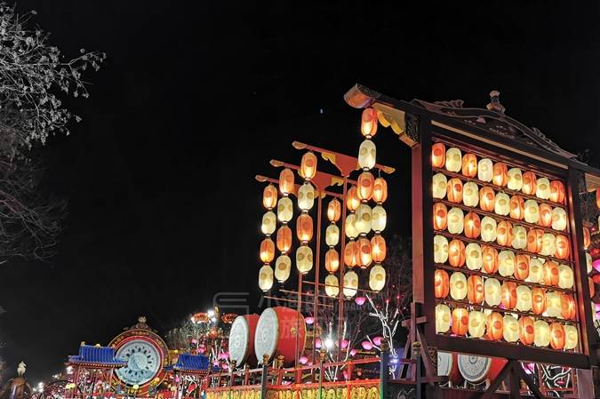 原创 曾是西安最拥挤景区,如今游人减半,店铺歇业,华美灯光依旧4