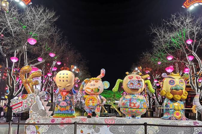 原创 曾是西安最拥挤景区,如今游人减半,店铺歇业,华美灯光依旧5