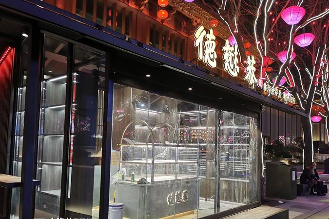 原创 曾是西安最拥挤景区,如今游人减半,店铺歇业,华美灯光依旧6