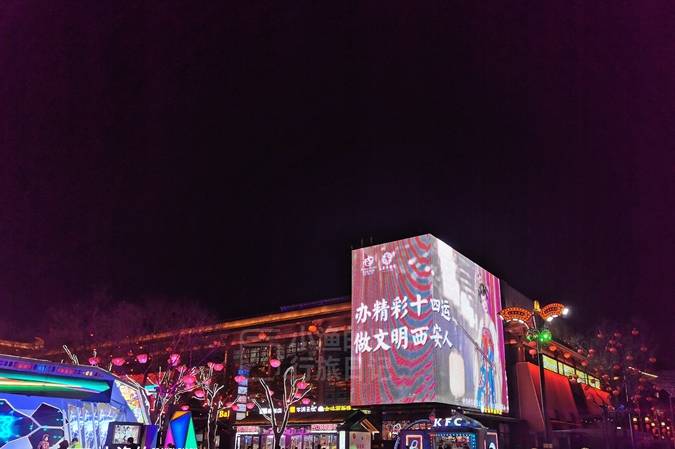 原创 曾是西安最拥挤景区,如今游人减半,店铺歇业,华美灯光依旧7